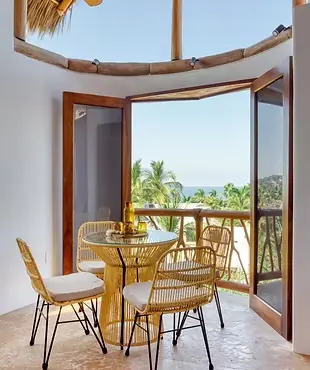Un huésped contempla la jungla al atardecer desde Amari — un refugio frente al mar en la naturaleza bañada de Bahía de Banderas.