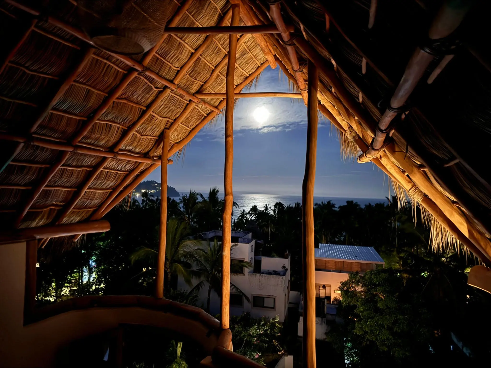 Océano a la Luz de la Luna | Vista desde Techo de Palapa