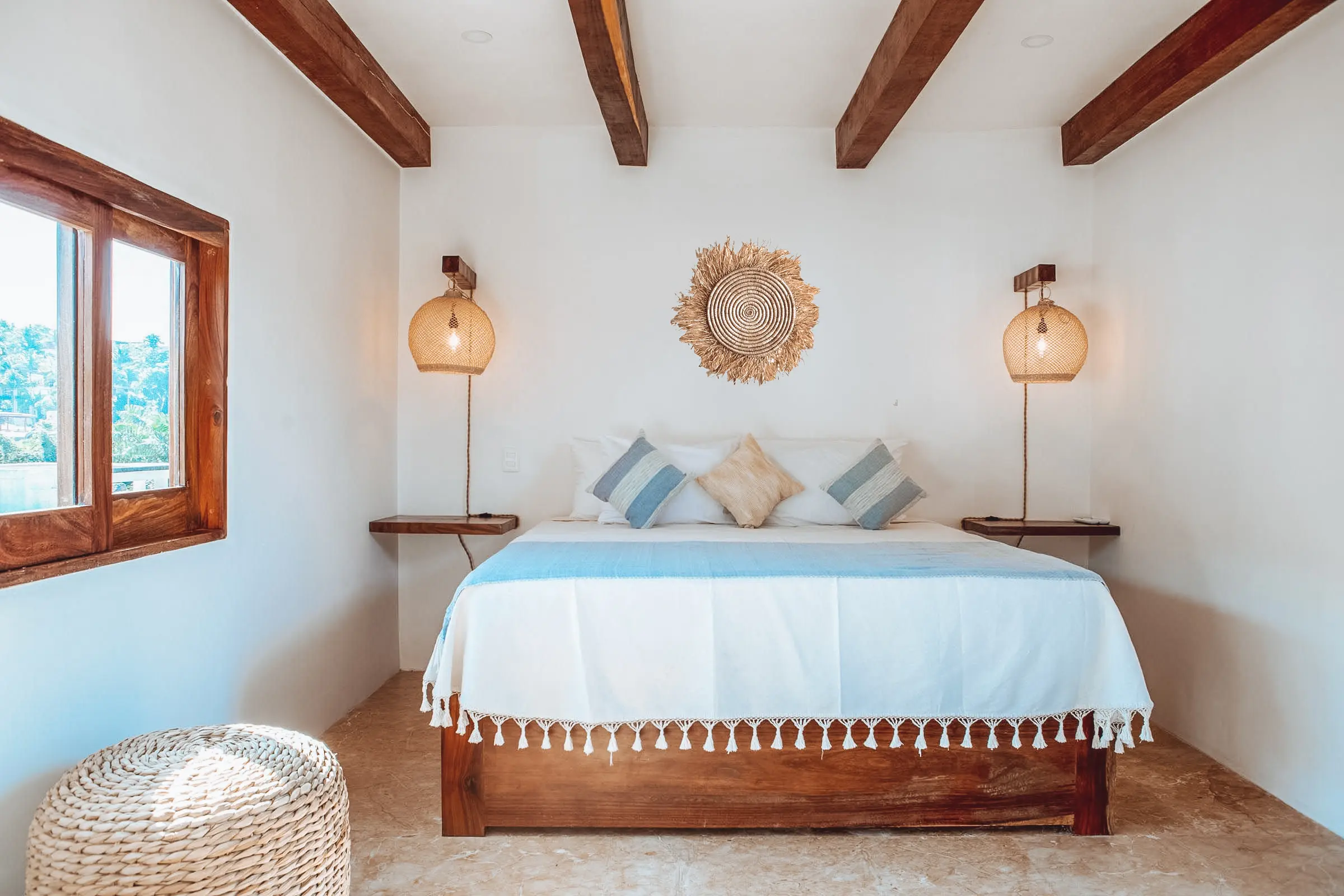 Dormitorio King | Techo con Vigas & Mobiliario a Medida