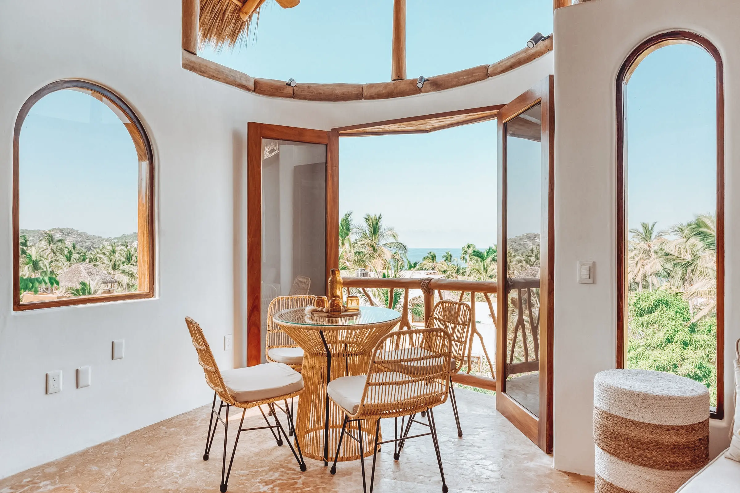 Sala & Comedor | Balcón con Vista al Mar