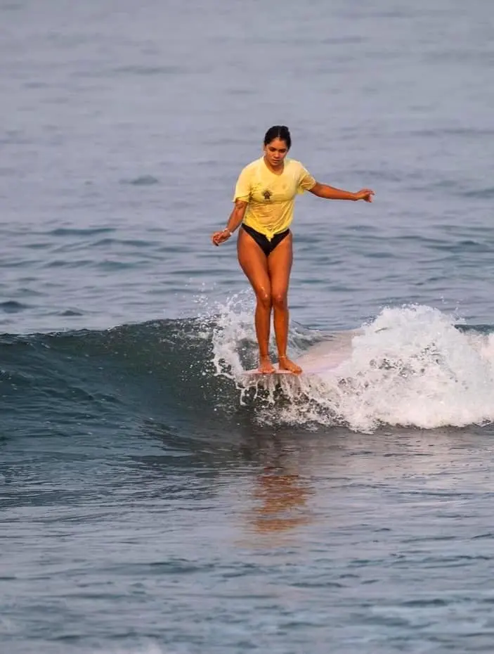 Un surfista monta una ola tranquila por la mañana en Playa Norte, capturando el ritmo relajado de Sayulita en las aguas del Pacífico de Nayarit.