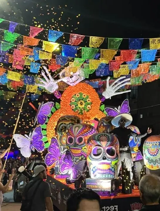Carro Alegórico del Día de Muertos con Papel Picado