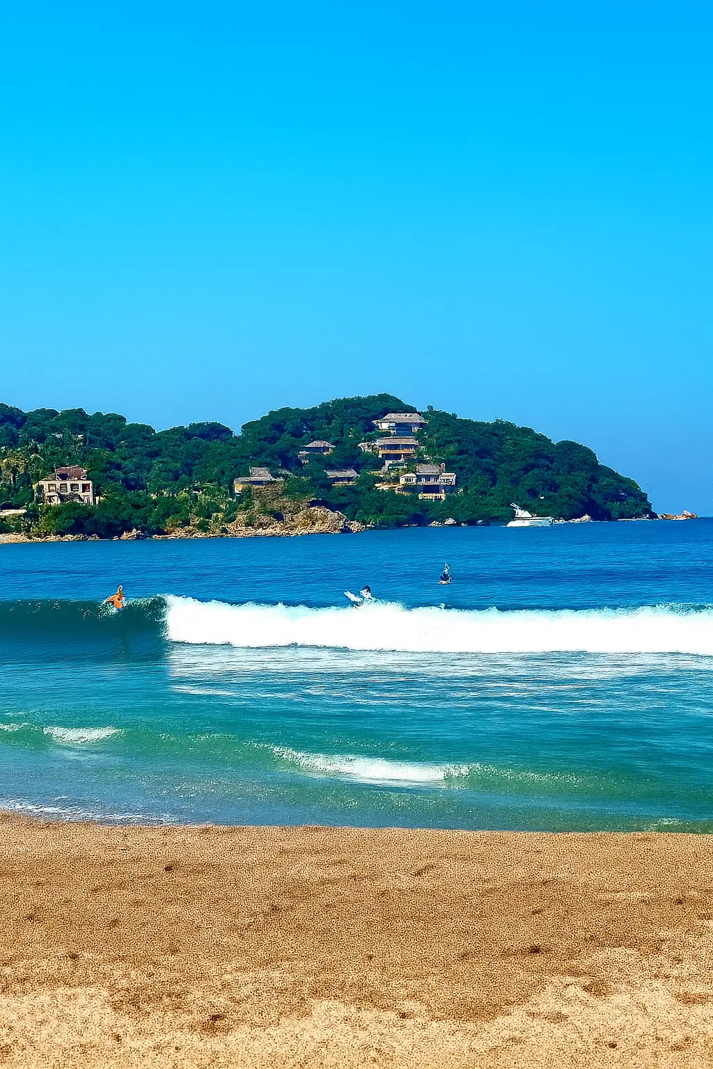 La costa tranquila se encuentra con el paisaje de colinas cerca de El Patio, creando un ambiente relajado y natural.