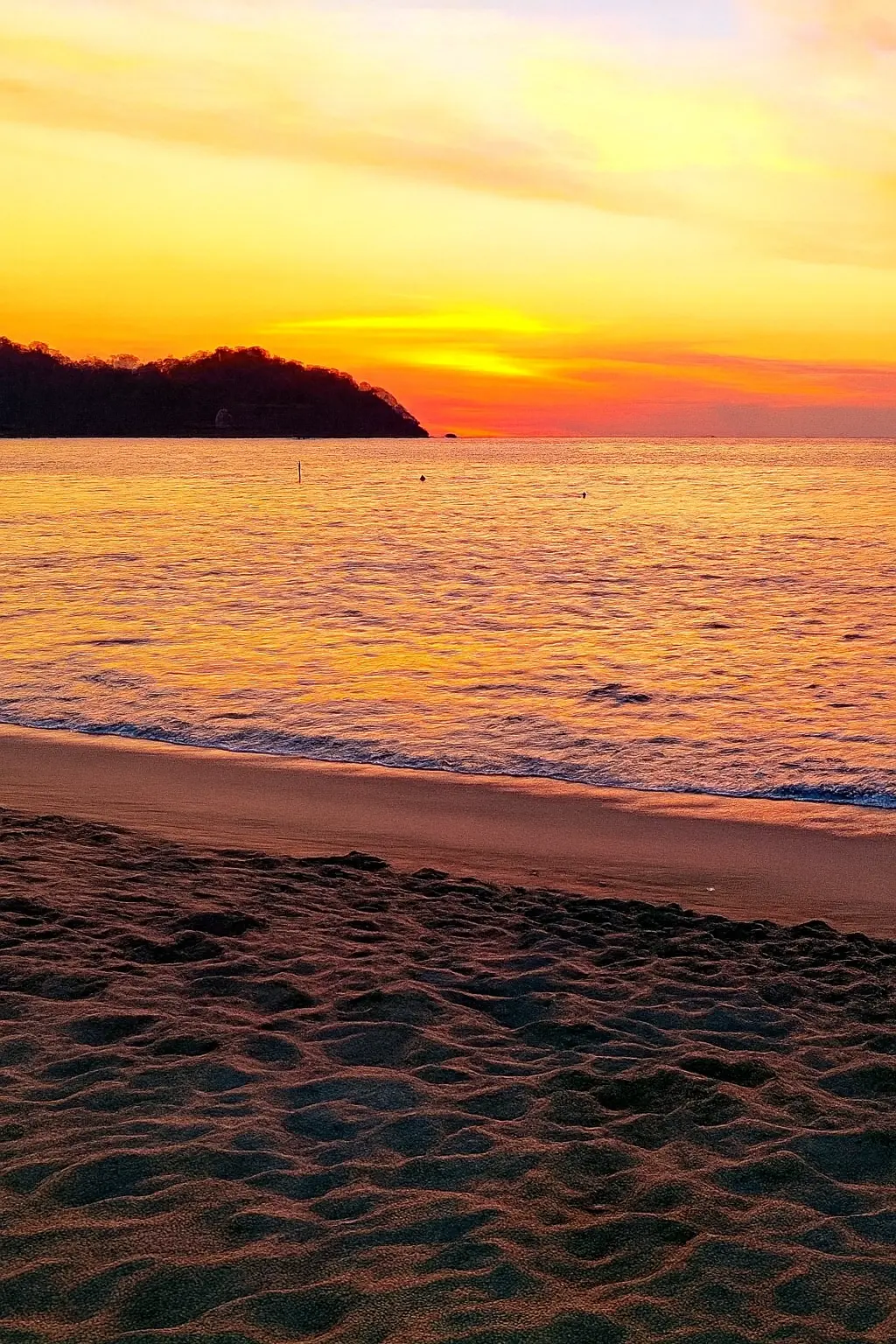 Colores suaves del atardecer cubren la orilla cerca de Las Sirenas, ideal para quienes buscan calma.