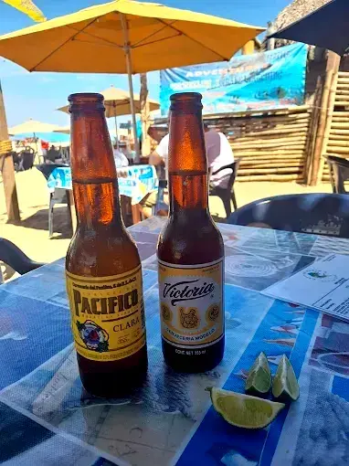 Bebidas frías y platos sencillos reflejan el sabor local relajado en un espacio informal de mariscos.