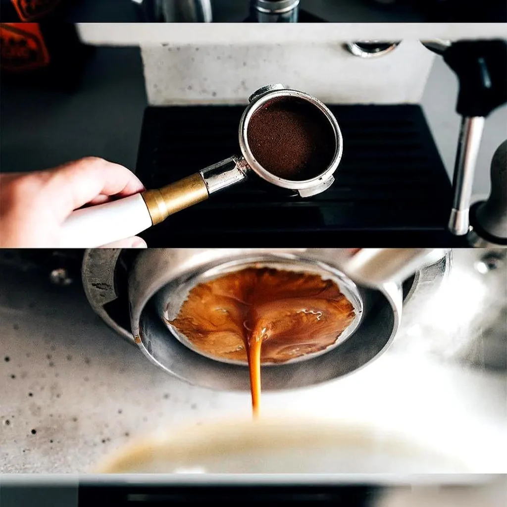 Un barista prensa café recién molido y extrae un espresso intenso, capturando la crema y el flujo suave del portafiltro durante la preparación clásica del espresso.
