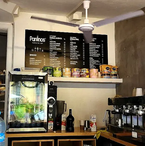La barra de café de Paninos Express cuenta con una máquina de espresso e ingredientes coloridos, mostrando el espíritu amigable de este café de Sayulita.