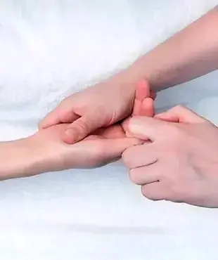 Manos realizan un masaje restaurador en el elegante spa de Amari en Sayulita, brindando profunda relajación y conexión.