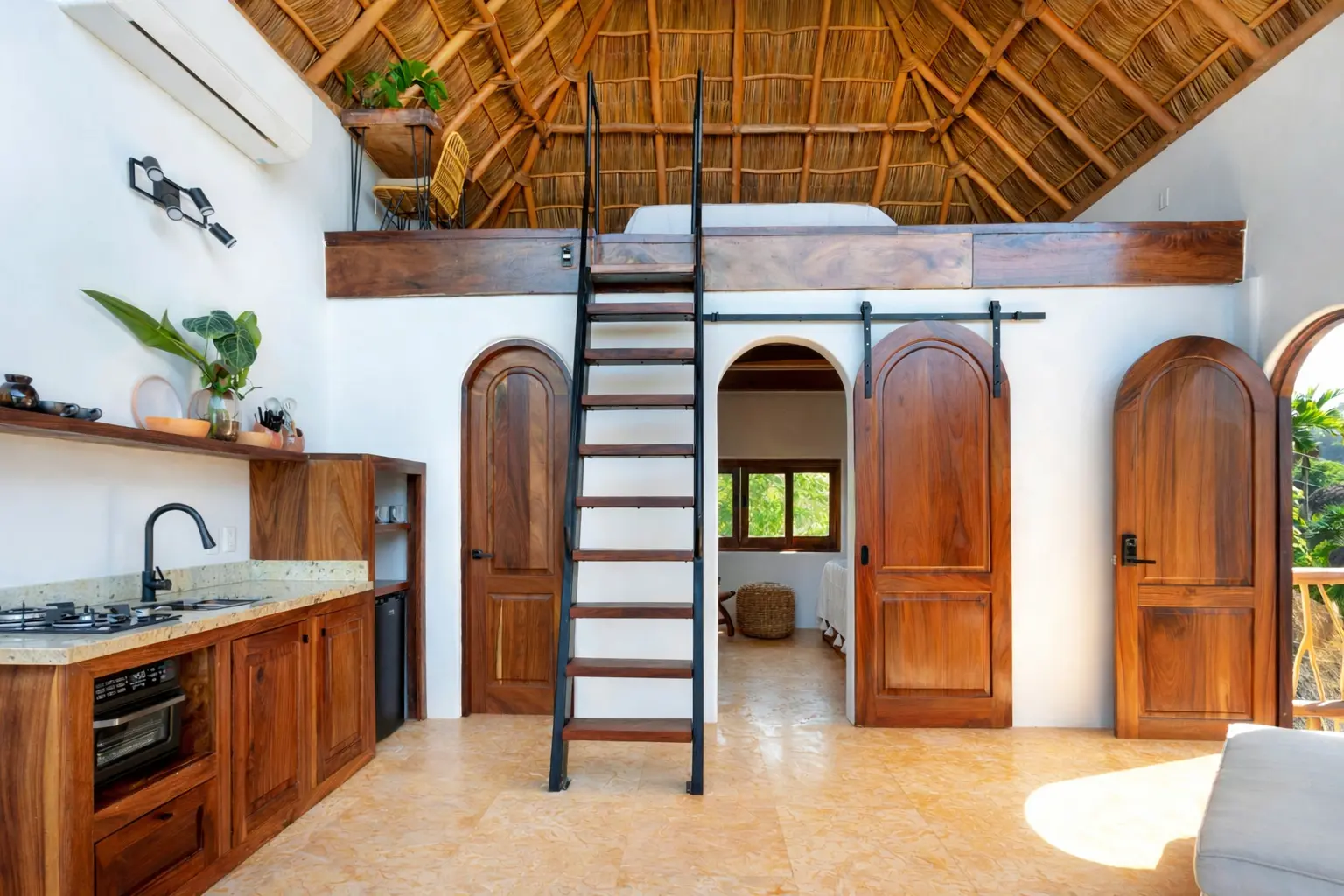 amari-loft-suite-kitchen-mezzanine-sleep-amari.webp