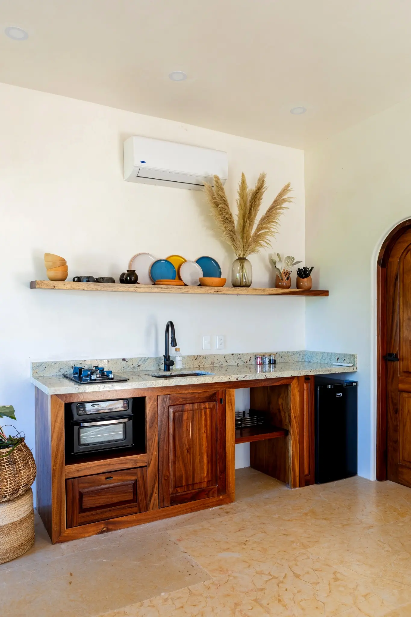 deluxe-suite-1-kitchen-corner-coffee-sunset-snacks-amari