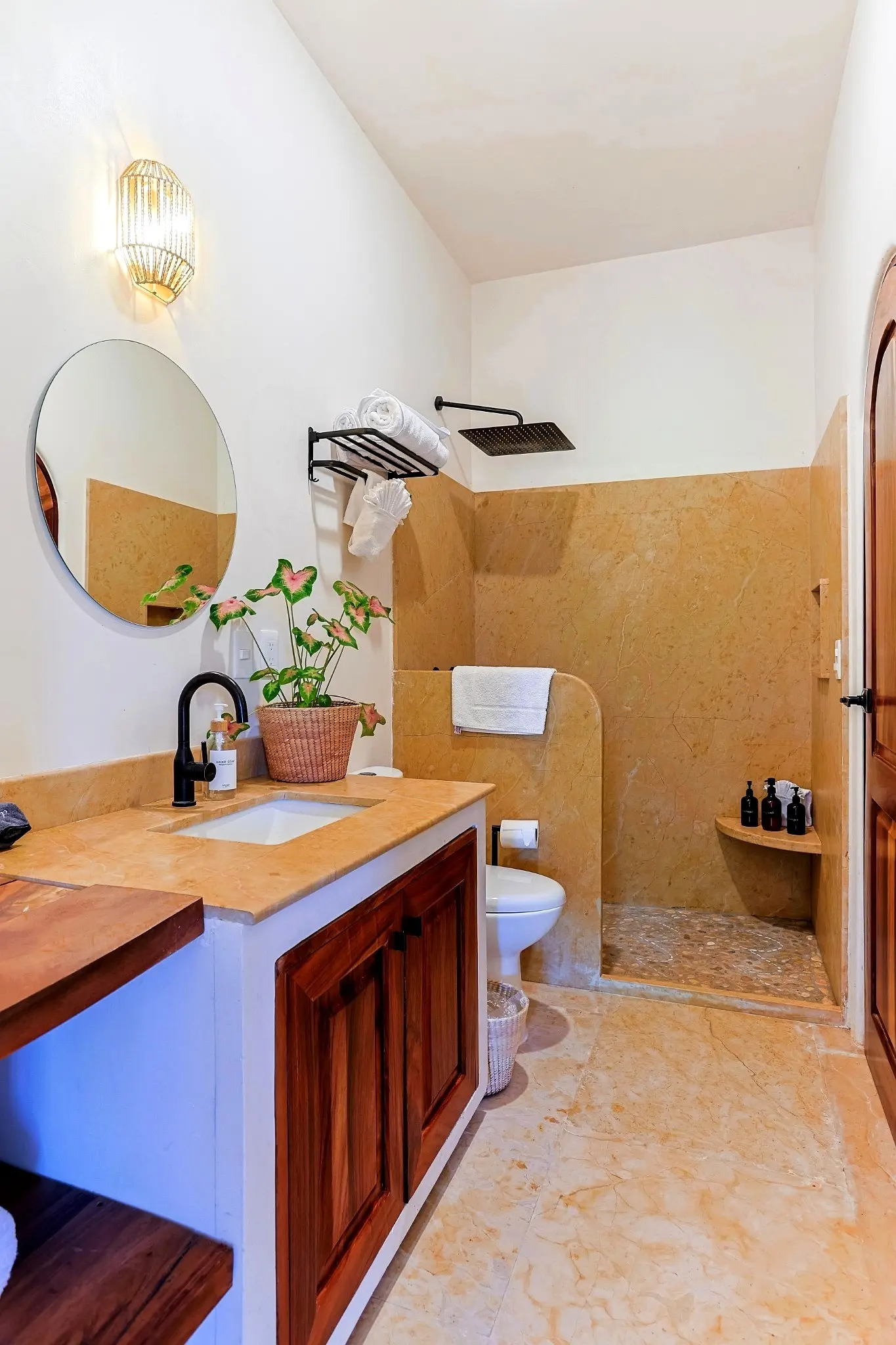 deluxe-suite-2-bathroom-wide-rain-shower-amari