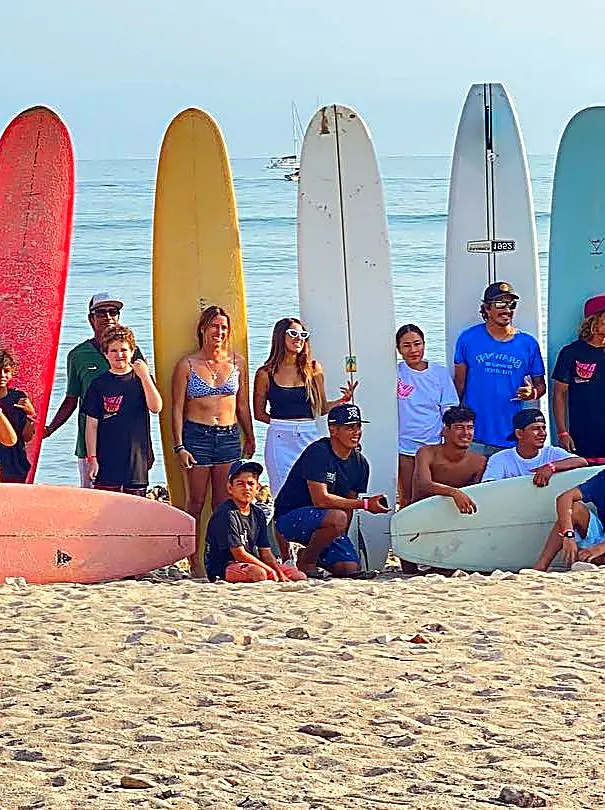Amigos reunidos en la playa en Sayulita, Nayarit, México.